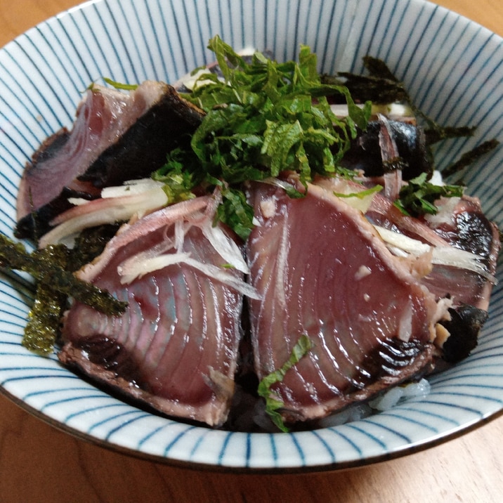 茗荷ものせた、鰹のたたき丼